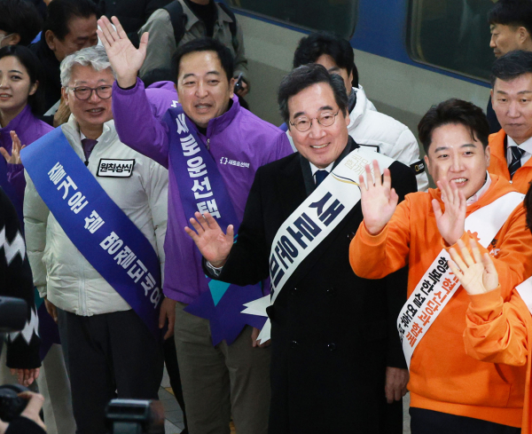 새로운미래 이낙연 공동대표, 개혁신당 이준석 대표, 원칙과상식 조응천 의원, 새로운선택 금태섭 공동대표 등이 9일 오전 서울 용산역에서 설 귀성인사를 하고 있다. 사진=연합뉴스